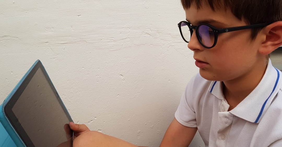 No olvides que tus hijos en esta época tan tecnológica deben usar sus gafas Izipizi con protección de luz azul. @izipizi 
#gafas #optica #opticabarcelona #gafasprotecciónluzazul #izipizi